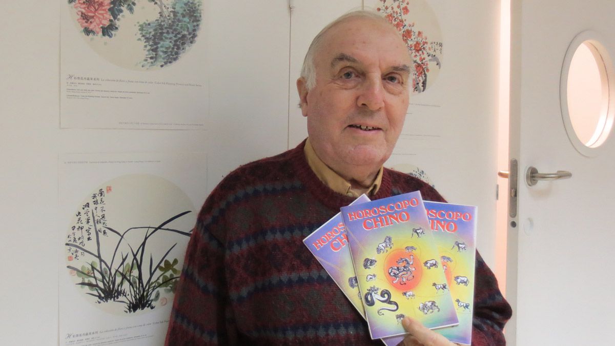Horacio Guerra, con ejemplares del Horóscopo Chino que publicó en los años 80. | L.N.C.