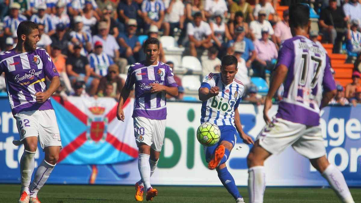 Acorán dispara a puerta en el partido de la primera vuelta ante el Valladolid. | CÉSAR SÁNCHEZ