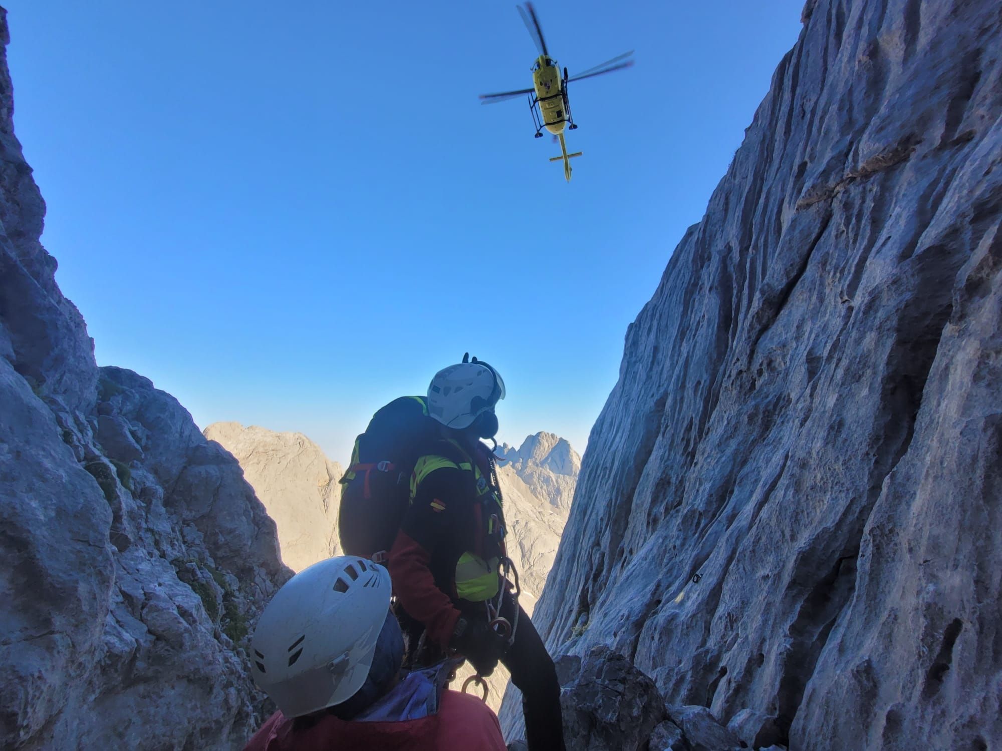 Un instante del rescate de uno de los montañeros. | 112