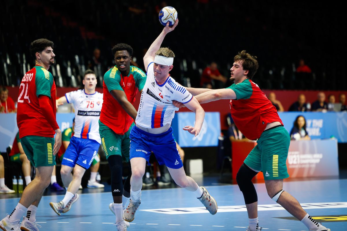 Bjarni se dispone a lanzar durante un partido en el Mundial sub'21. | IHF