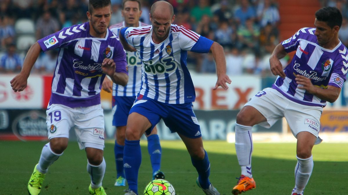 Basha, que se cae de la lista por unas molestias físicas, durante el partido de la primera vuelta en El Toralín. | CÉSAR SÁNCHEZ