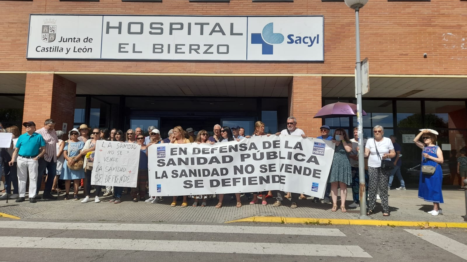 Manifestantes a las puertas del Hospital El Bierzo. | MAR IGLESIAS