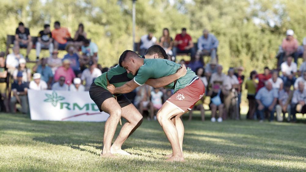 Un momento de un combate en un corro de lucha leonesa. | SAÚL ARÉN