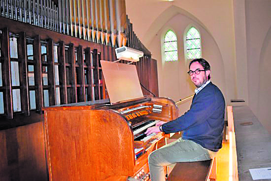 El organista Tom Hoornaert, titular de la iglesia de Sint-Pieterskerk. | TVW