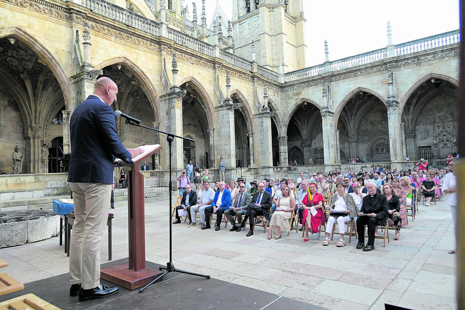 Los Fueros se han leído en el claustro de la Catedral de León. | MAURICIO PEÑA