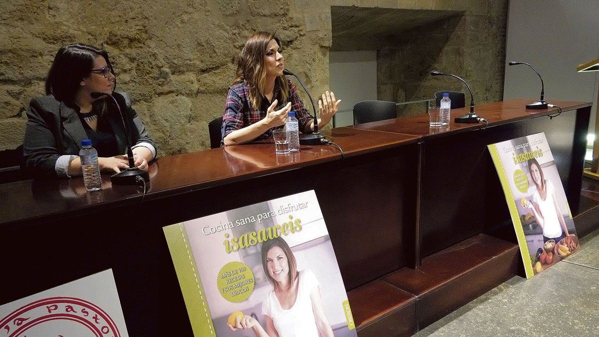 La responsable de comunicación de Anaya, Alicia Hernández, acompañó a Isabel Llano en la presentación. | DANIEL MARTÍN