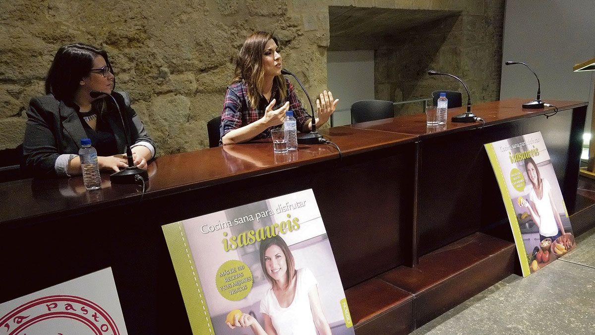 La responsable de comunicación de Anaya, Alicia Hernández, acompañó a Isabel Llano en la presentación. | DANIEL MARTÍN La responsable de comunicación de Anaya, Alicia Hernández, acompañó a Isabel Llano en la presentación. | DANIEL MARTÍN
