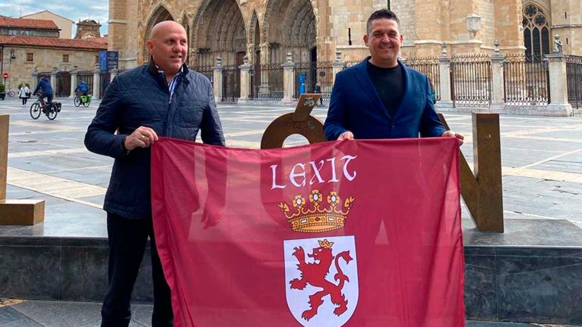 Carles Mulet (derecha) con la bandera cuando fue recibido por Conceyu País Llionés. | L.N.C.