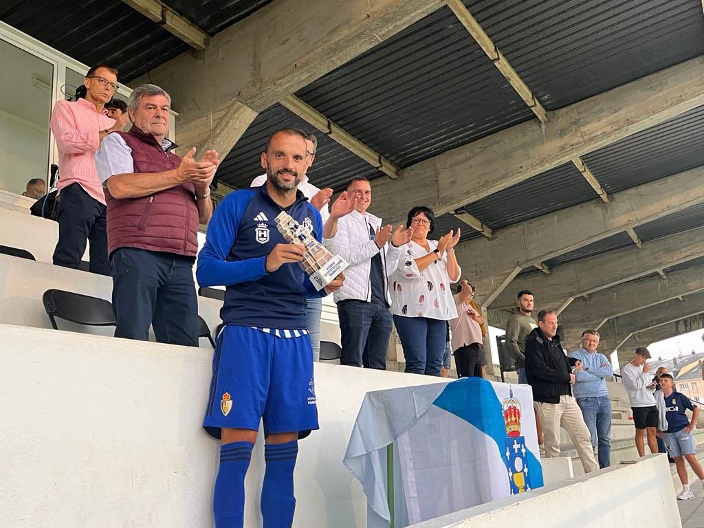 Yuri recoge el trofeo logrado por la Deportiva en Ribadeo.