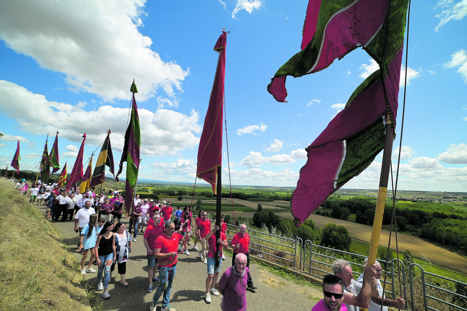 Desfile de pendones en Rueda del Almirante. | GALERÍA DE IMÁGENES DE MAURICIO PEÑA