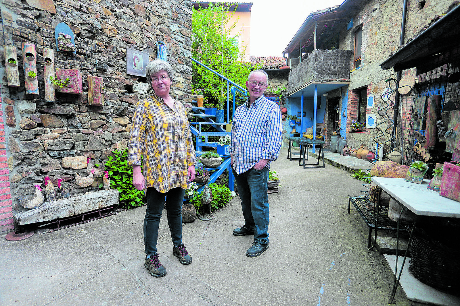 Henar y Enrique, en su taller de Orzonaga. | CAMPILLO (ICAL)