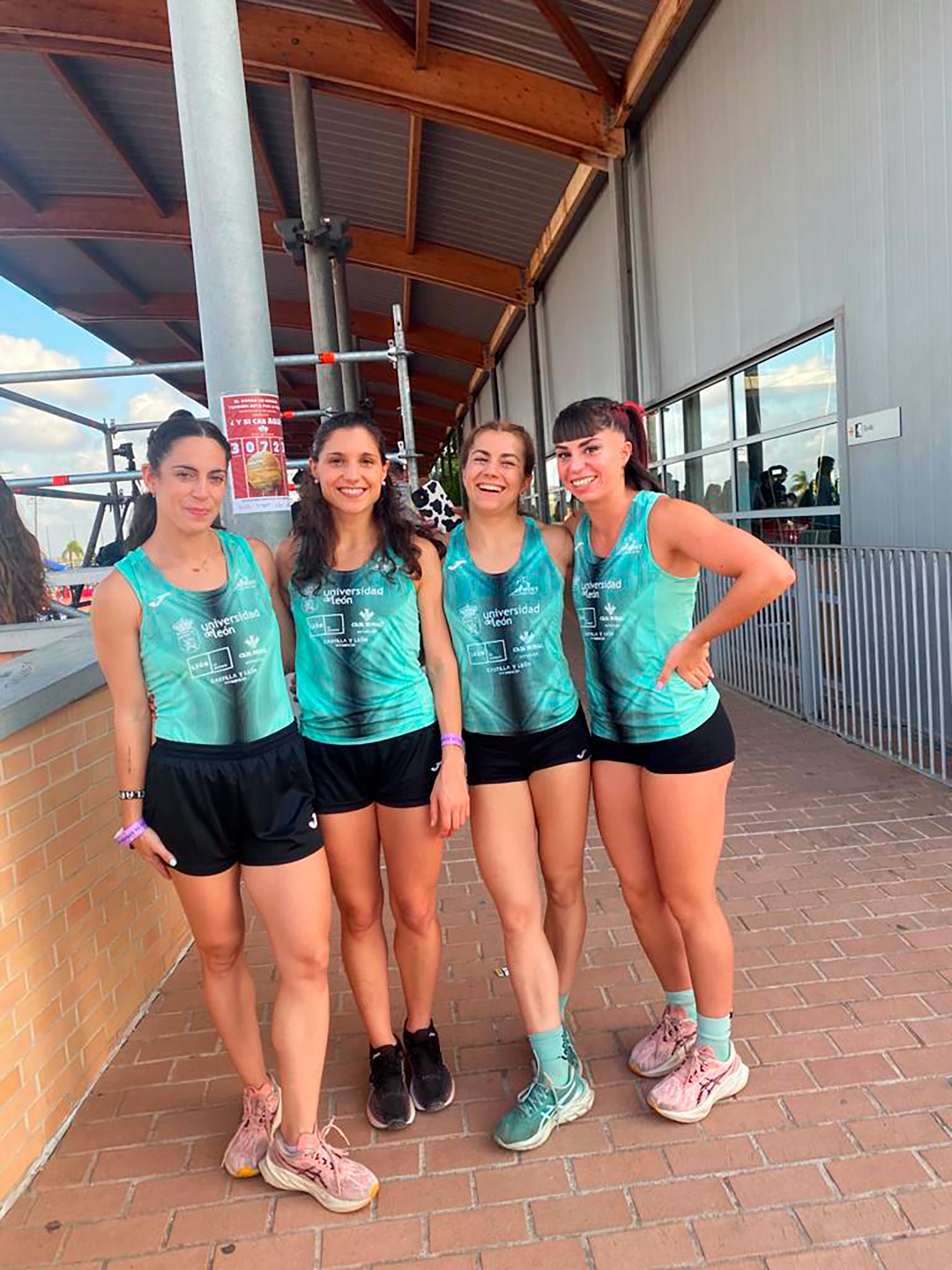 Imagen de las cuatro atletas del ULE Sprint del 4x400m femenino | ULE SPRINT