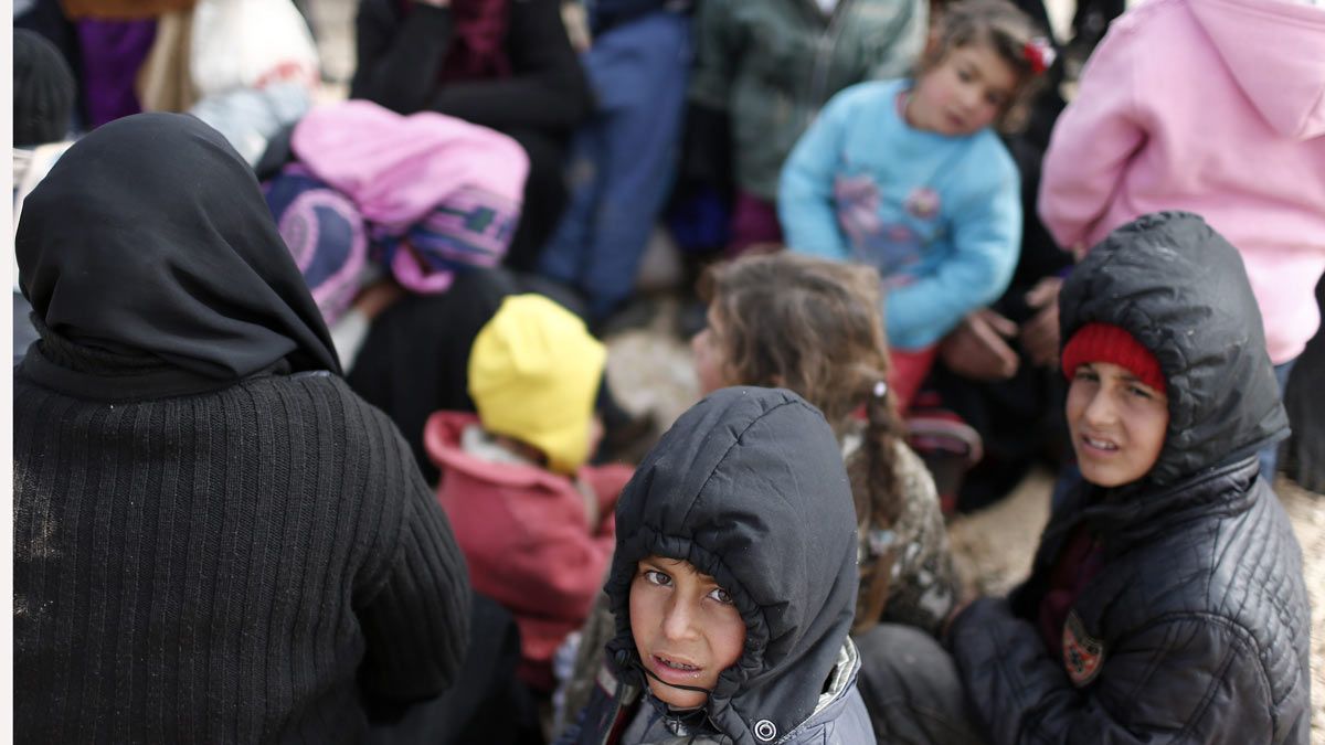 Un grupo de refugiados sirios, este sábado en el campamento de Bab Al-Salama, al norte de Siria. | EFE