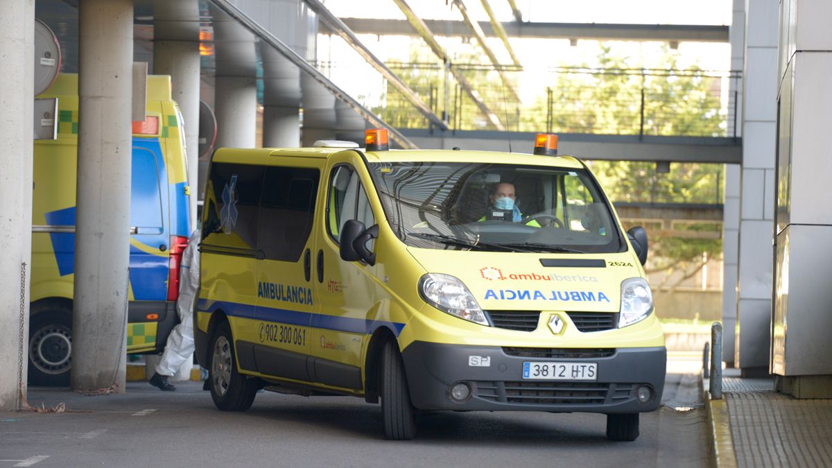 Imagen de archivo de una ambulancia en León | L.N.C.