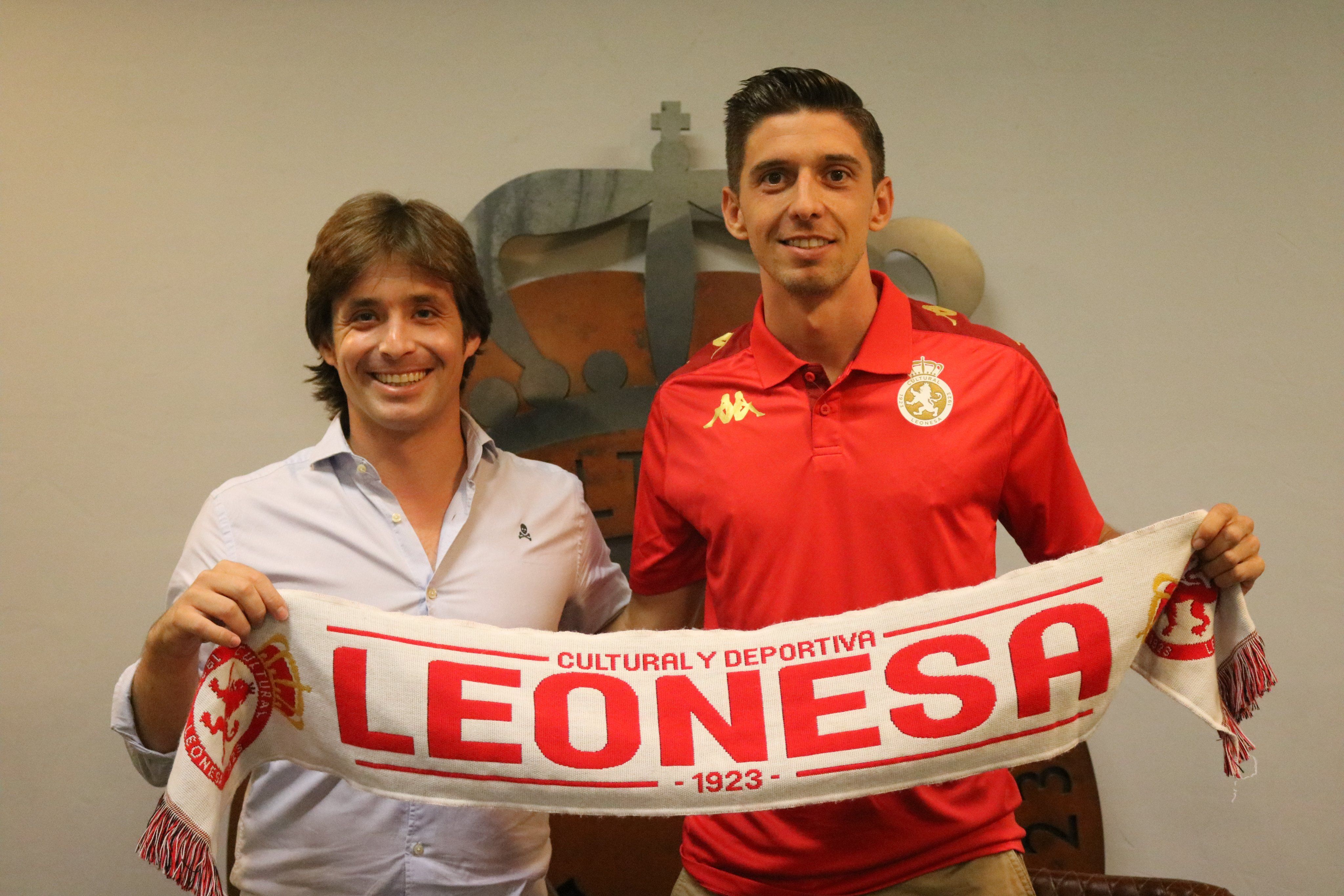 Jaume Pol en su presentación junto a Manzanera | CULTURAL LEONESA