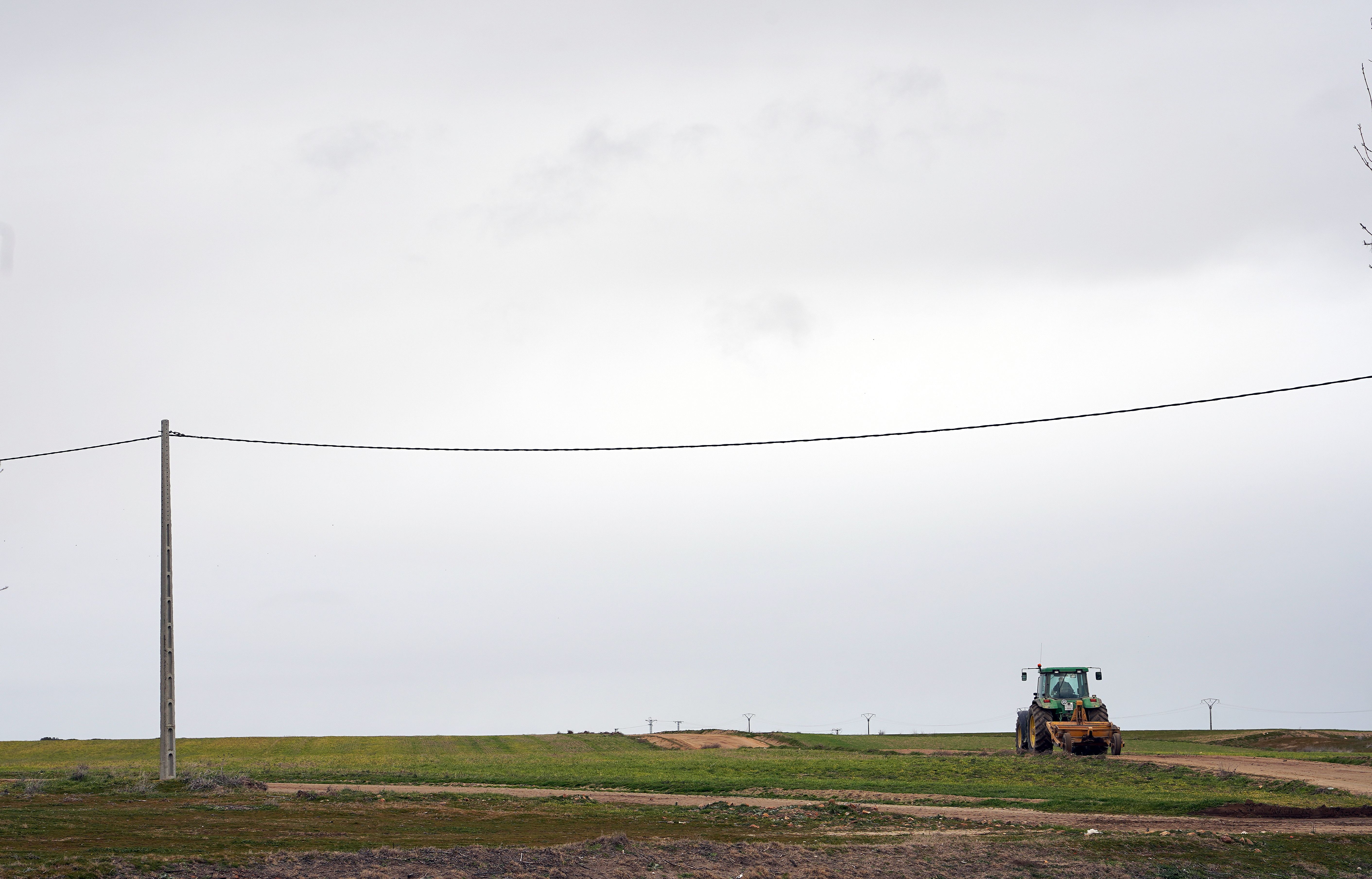 Imagen de archivo de un tractor arando las tierras |ICAL