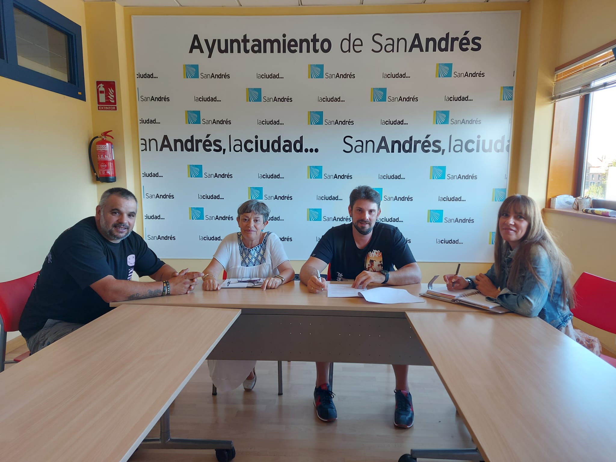 Foto de la reunión del Ayuntamiento de San Andrés con la Junta Vecinal de Ferral. | L.N.C.