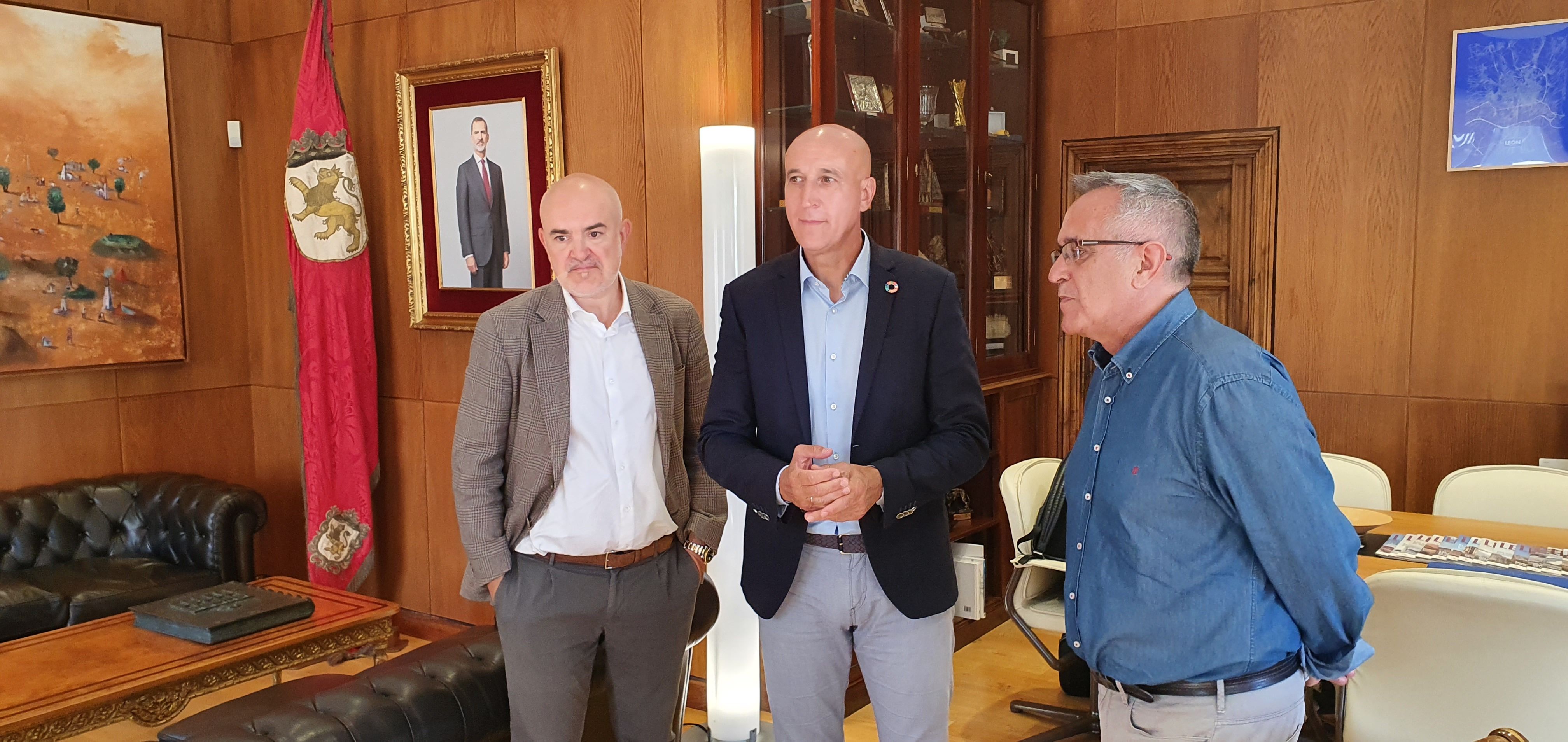 Firma del acuerdo de donación entre ambas entidades | L.N.C.
