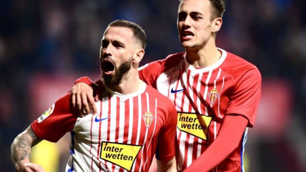 Álvaro Vázquez durante un partido con el Sporting de Gijón.