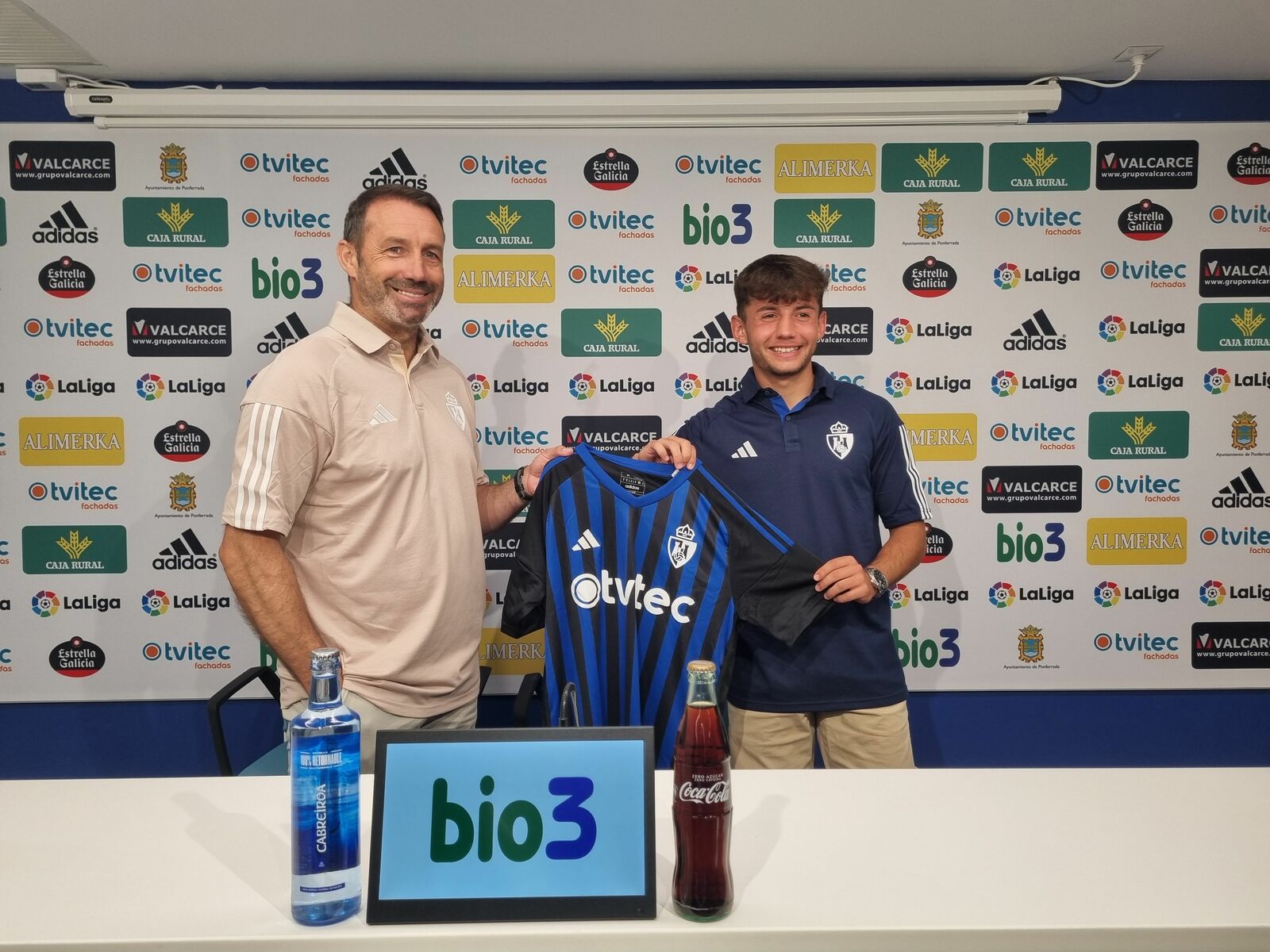 Pol Bassa posa con la camiseta de la Deportiva junto a José Sietes | LNC