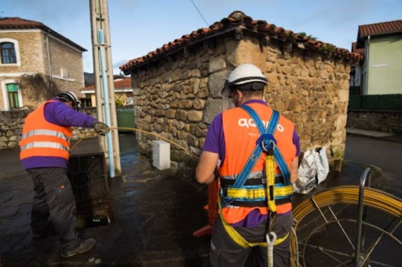 Los técnicos de Adamo trabajan en el despliegue de la fibra óptica. | L.N.C.