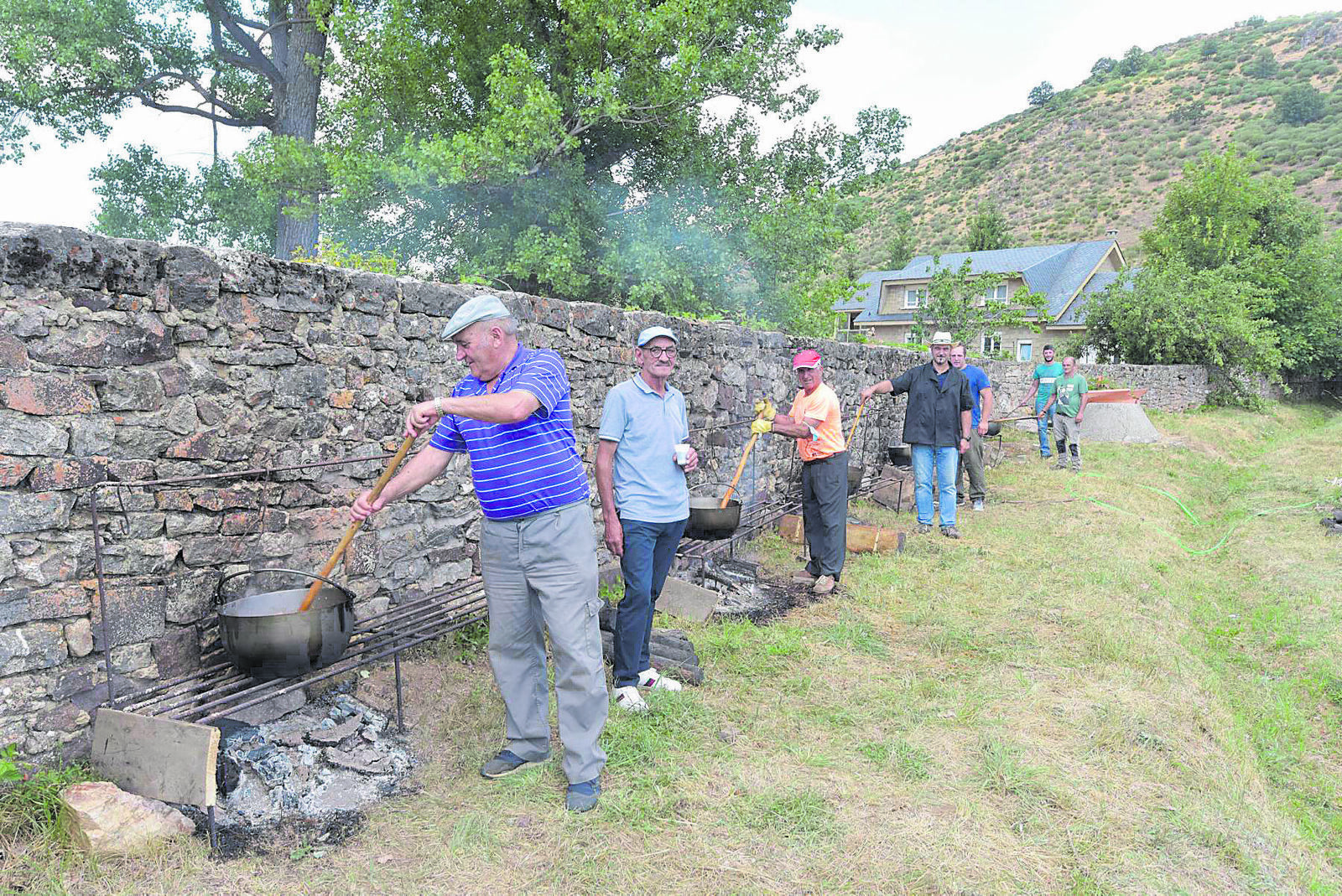 La comida popular -en una fotografía de archivo de la anterior edición- es uno de los ejes centrales de esta jornada para confraternizar. | SAÚL ARÉN