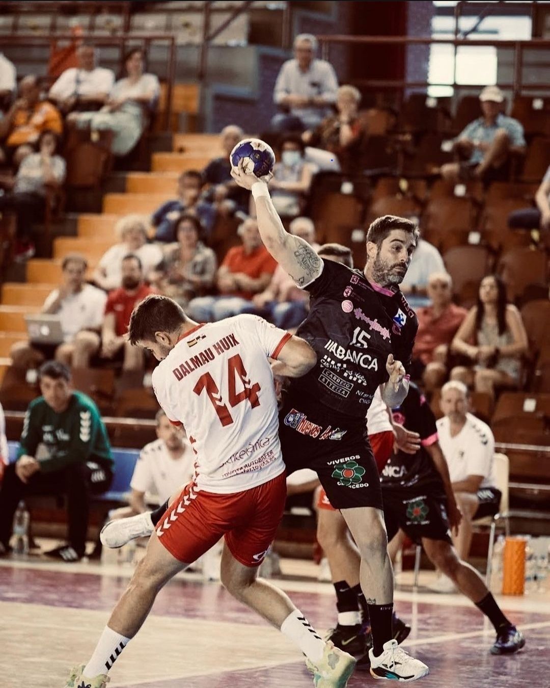 Juan Castro lanzando a portería durante un partido con el Ademar | JUAN CASTRO