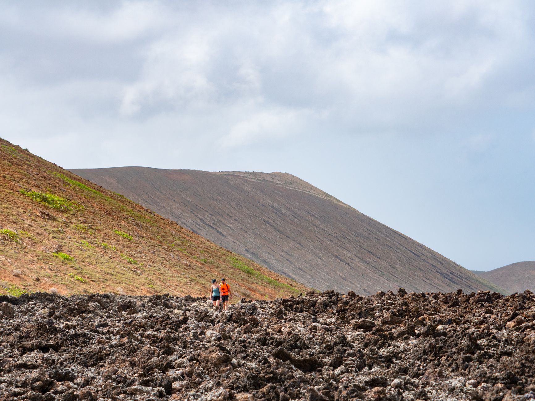 El mar de lava y, al fondo, la Caldera Blanca. | VICENTE GARCÍA