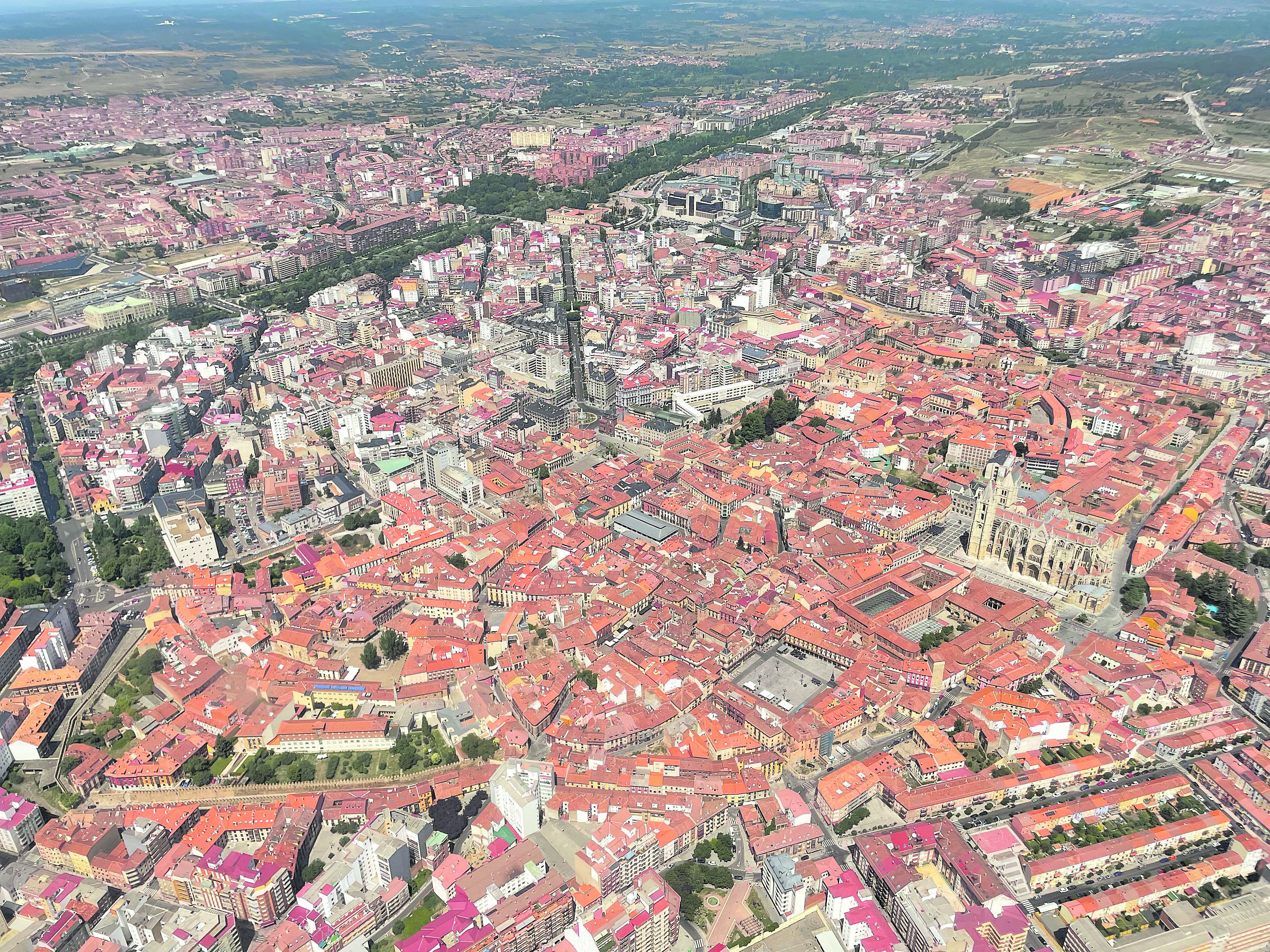 La ciudad vista desde uno de los aviones de León Avia. | DAVID RUBIO