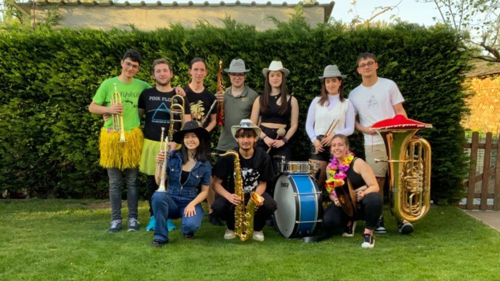 Miembros de la charanga que se une al carnaval.