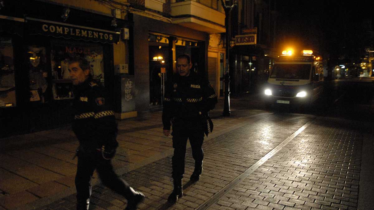 La Brigada Especial de la Policía Local tuvo que intervenir esta noche en la multitudinaria pelea. | MAURICIO PEÑA