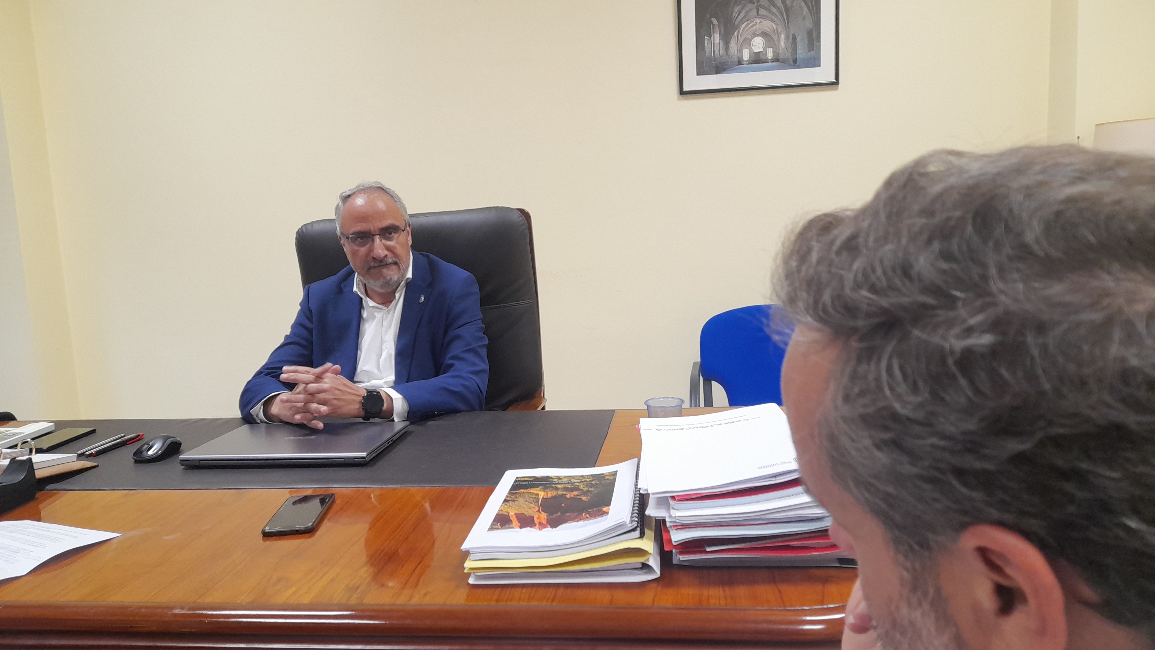 Olegario Ramón en su despacho del Consejo Comarcal frente a David Rubio, director de La Nueva Crónica. | MAR IGLESIAS
