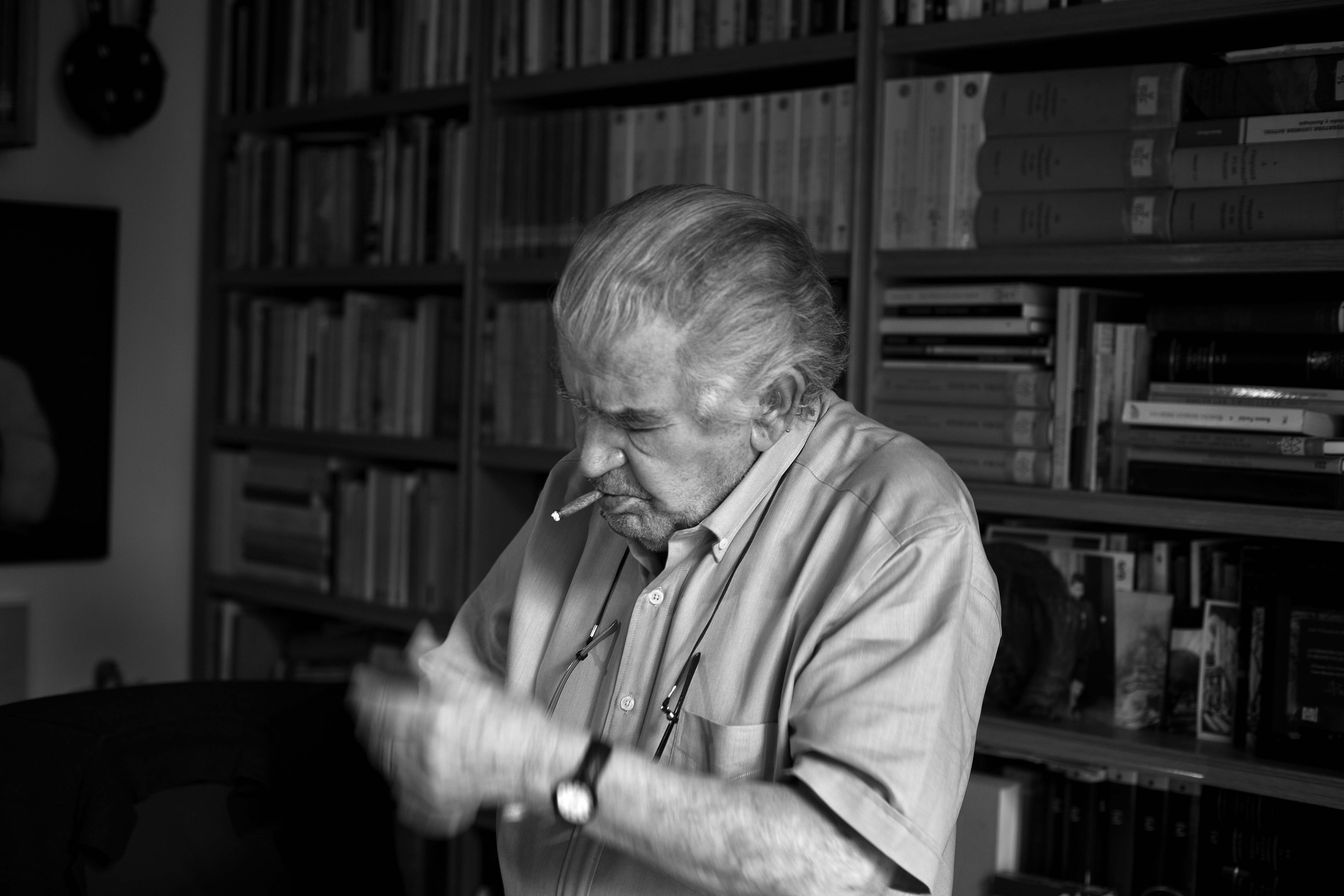 El poeta y escritor Antonio Gamoneda encendiendo un cigarro.| JOSÉ RAMÓN VEGA