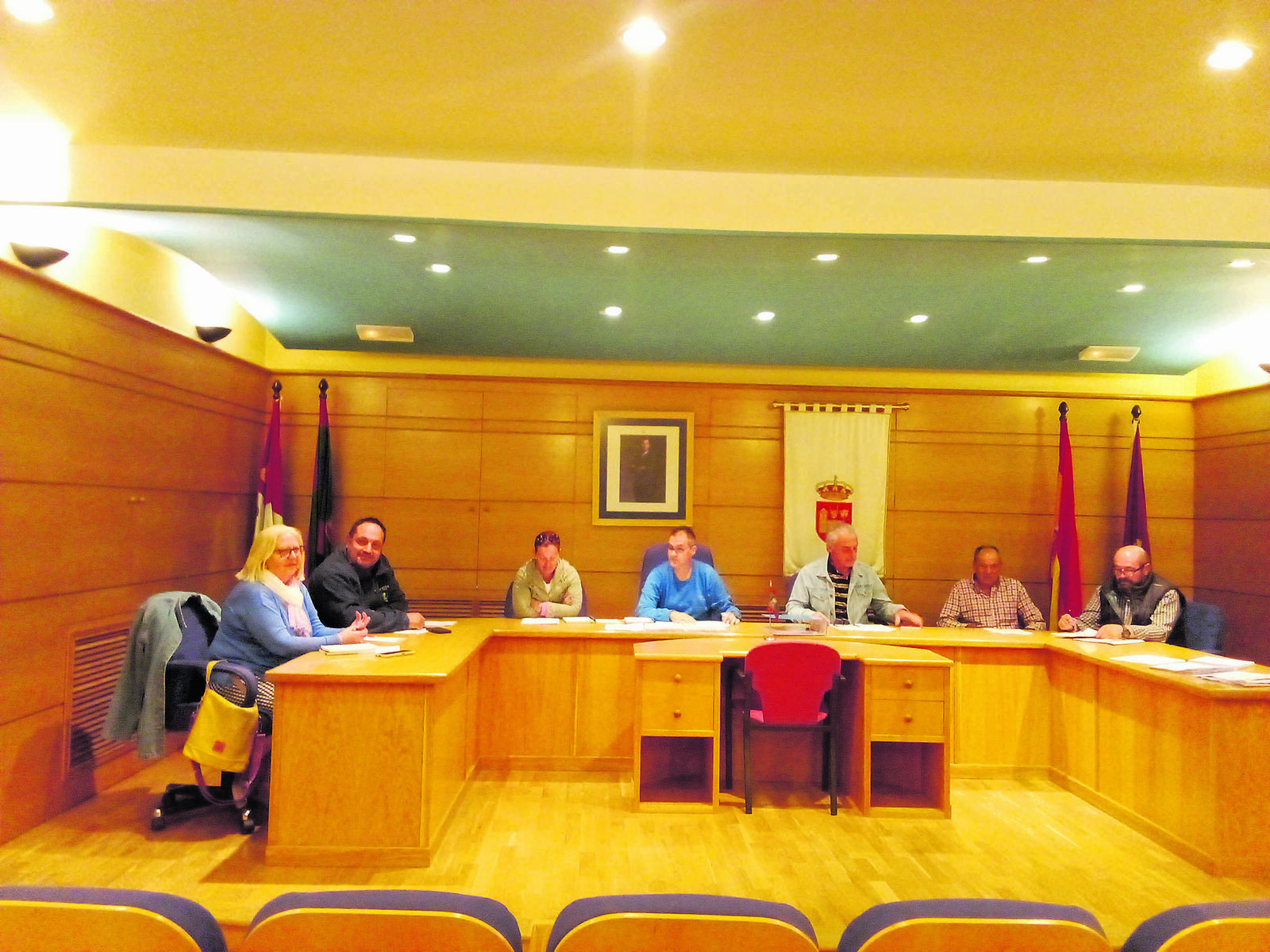 Momento del pleno celebrado este viernes en Villamanín. | L.N.C.