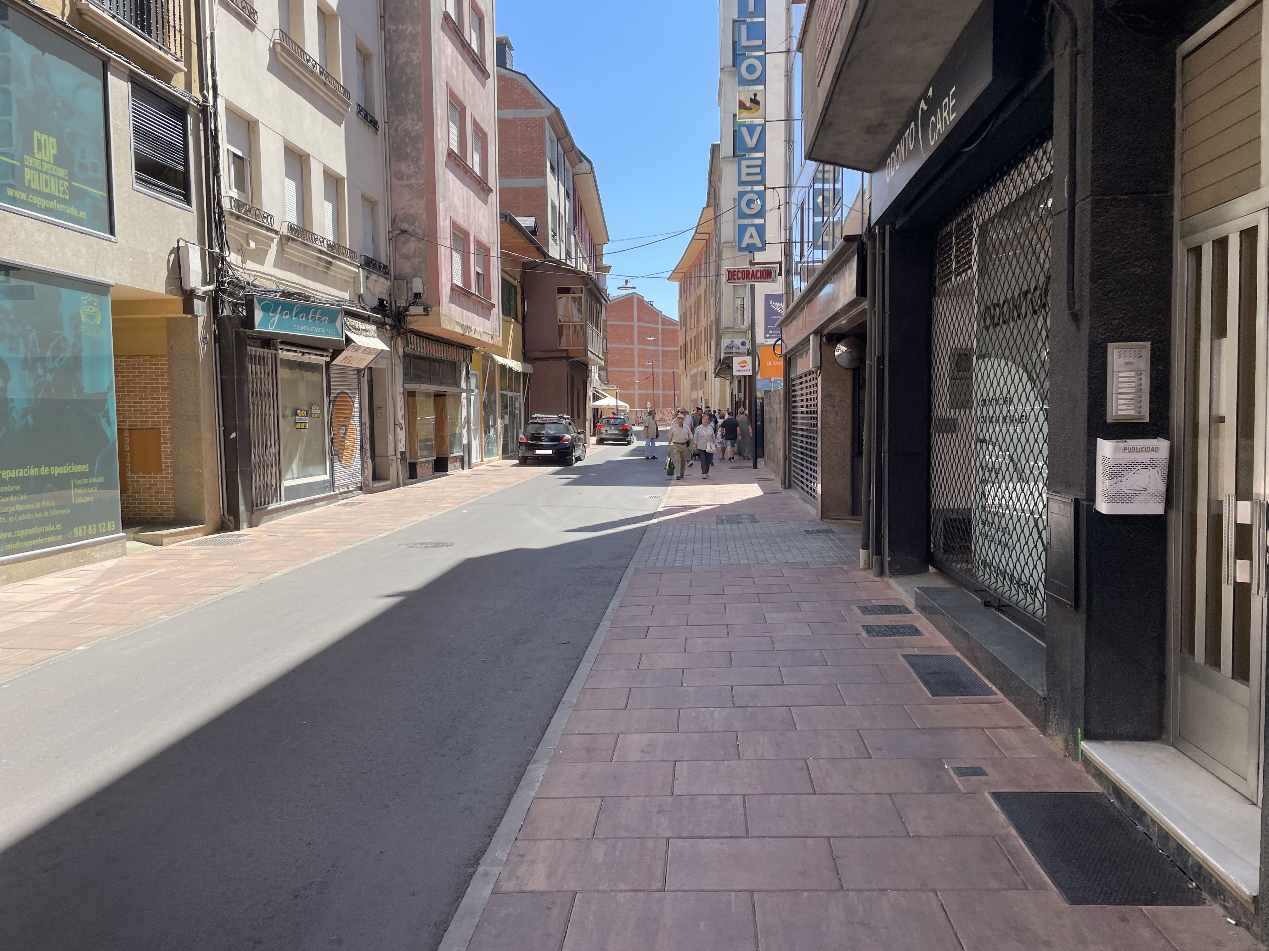 La calle Real de Ponferrada, ya abierta al tráfico. | Javier Fernández