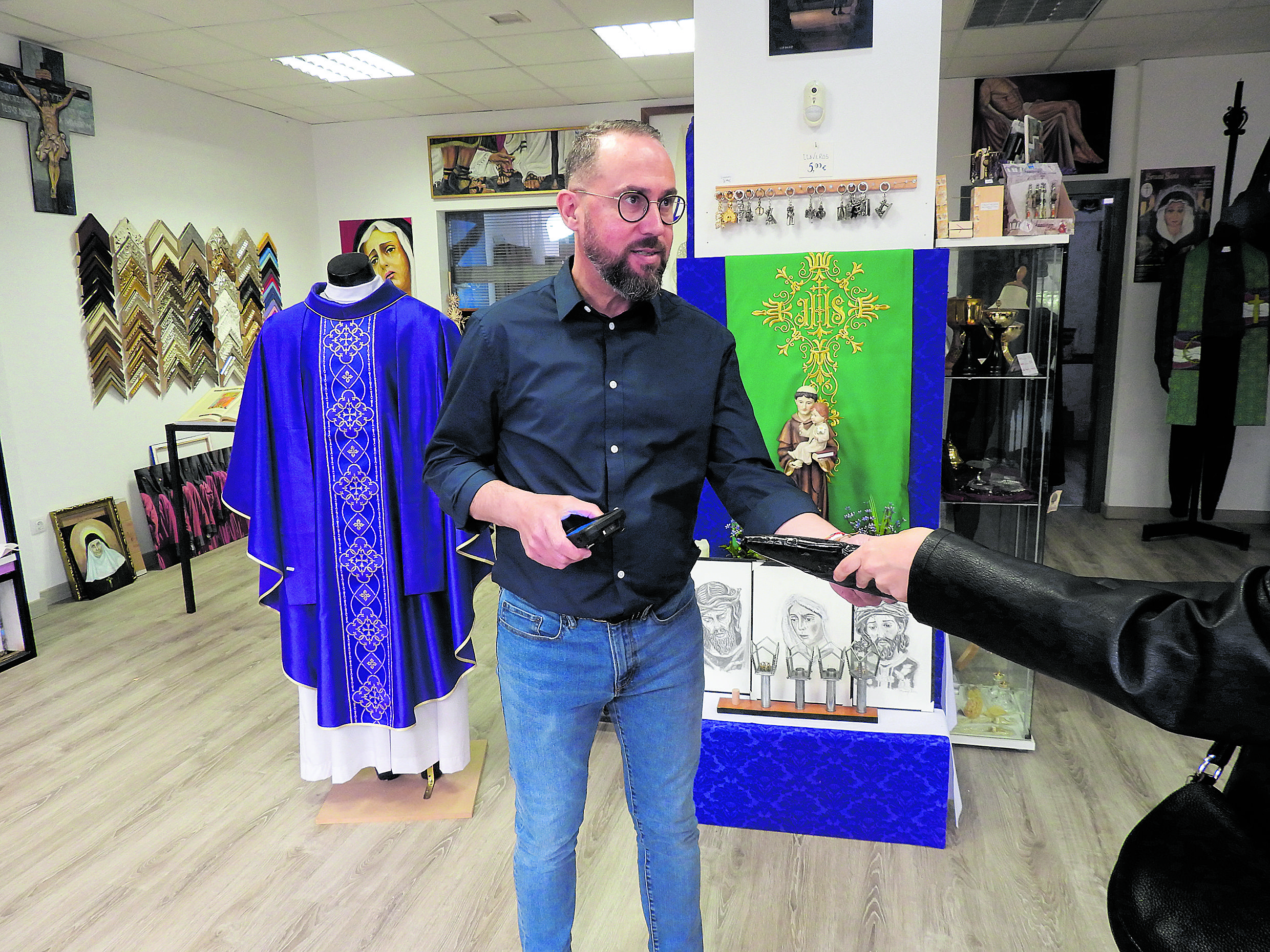 El establecimiento Cruz y Cirial, en la calle Azabachería de León, es también un lugar para recoger o dejar pedidos ‘online’. | SAÚL ARÉN