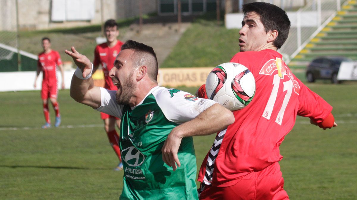 Cristóbal, el autor del gol, pelea por un balón con un defensor del Cacereño. | EL PERIÓDICO DE EXTREMADURA