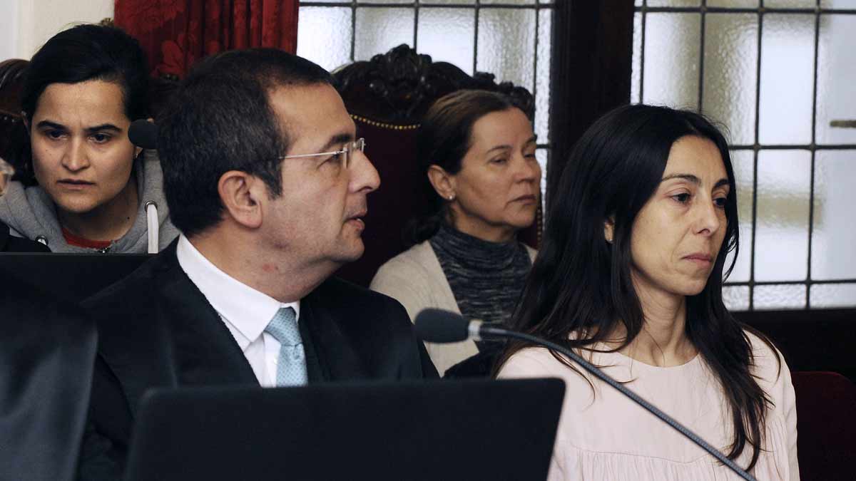 Monserrat González (2d), su hija Triana Martínez (i), y Raquel Gago durante el juicio por el asesinato de la presidenta de la Diputación de León Isabel Carrasco. | POOL EFE / CASARES