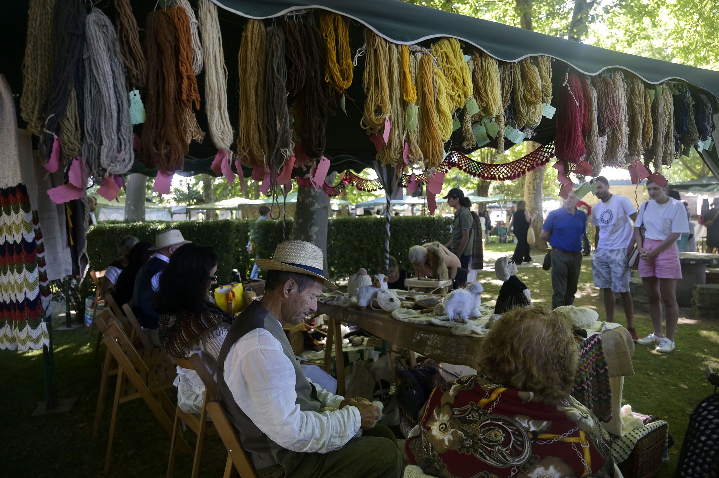 La feria de artesanía regresó este fin de semana a Val de San Lorenzo. | REPORTAJE GRÁFICO DE JESÚS F. SALVADORES