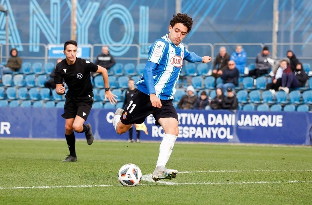 Raúl Dacosta tirando a puerta en un partido con el Espanyol B | RAÚL DACOSTA