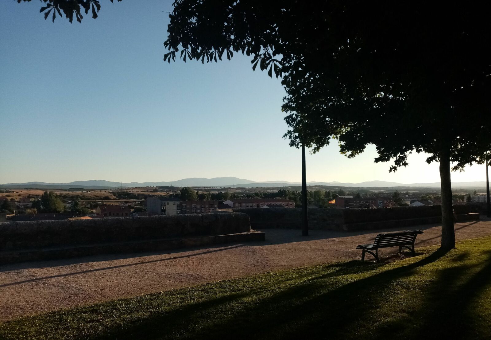 Vista del Teleno desde el cubo del Jardín de la Sinagoga. | MERCEDES G. ROJO