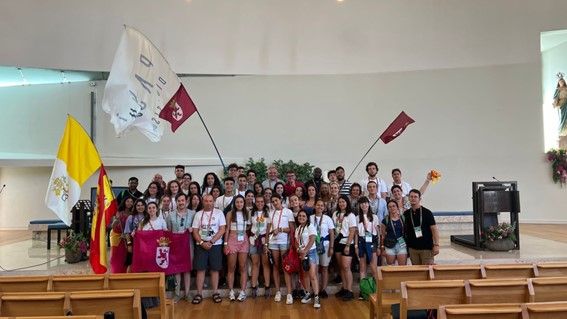 Jóvenes junto al obispo de León que fueron a la JMJ coordinados por la Pastoral Juvenil de la Diócesis. | L.N.C.