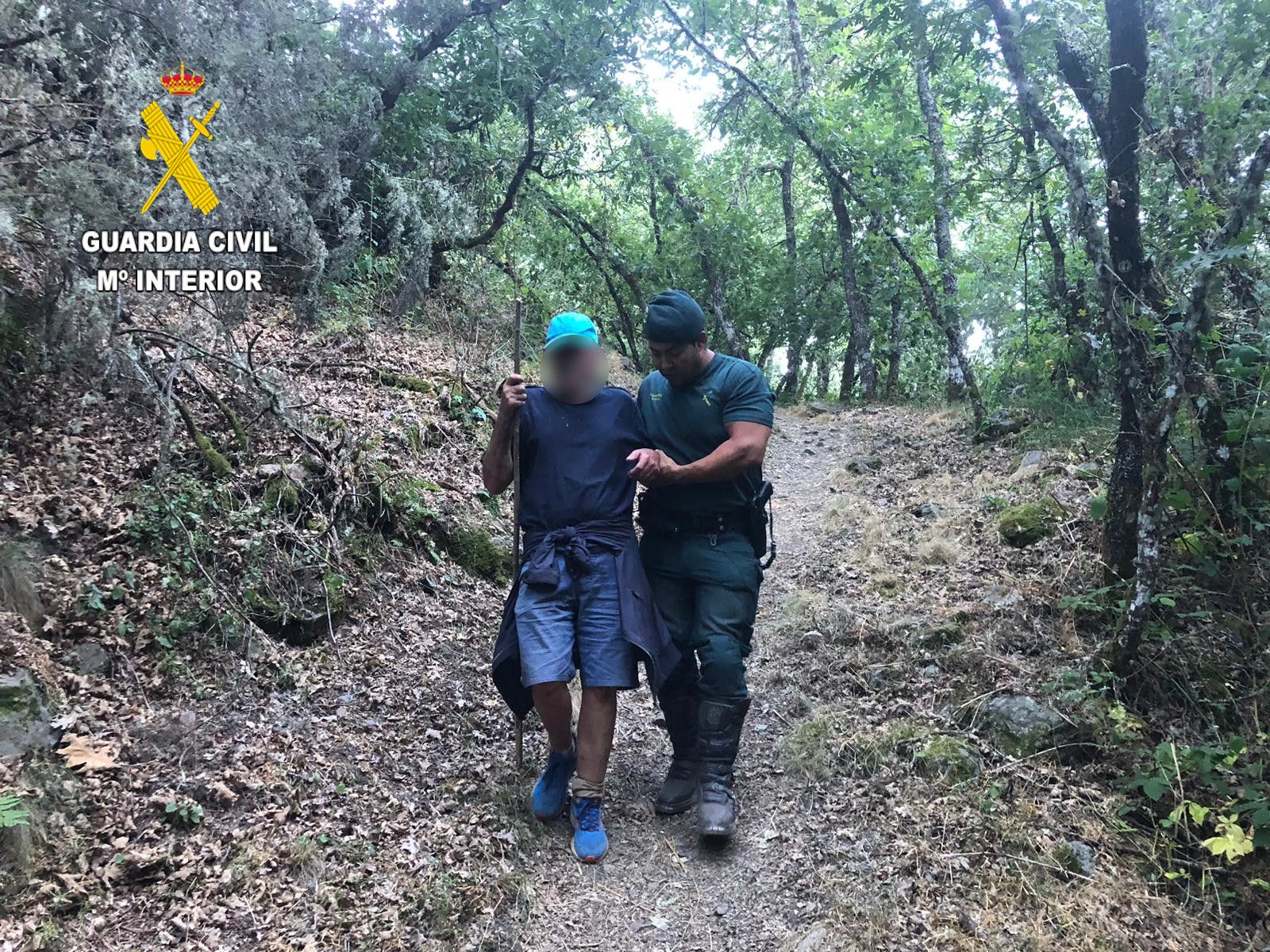 Momentos del rescate del senderista. | GUARDIA CIVIL