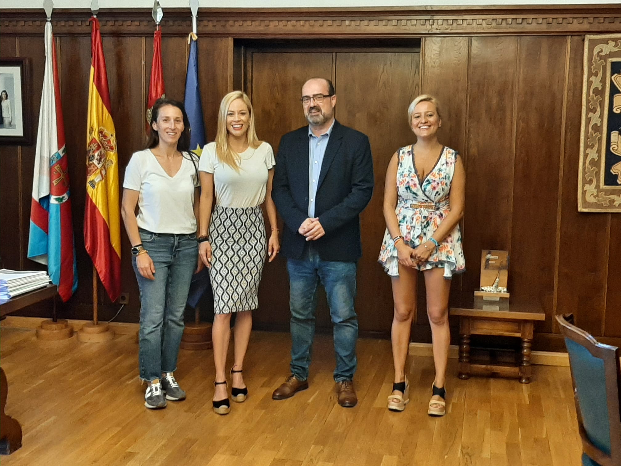 María de Miguel con el equipo de Gobierno, conociendo su nuevo cargo de pregonera.