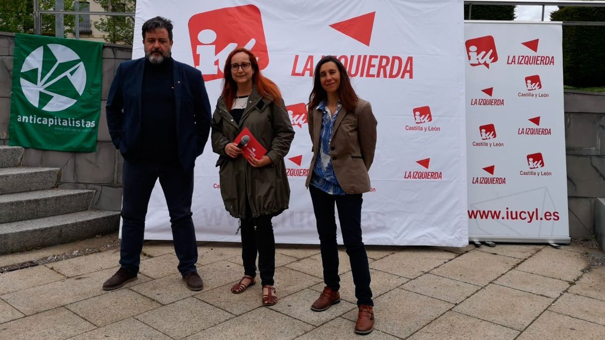 La coordinadora de Izquierda Unida en León, Carmen Franganillo (centro) en una imagen de archivo. | L.N.C.