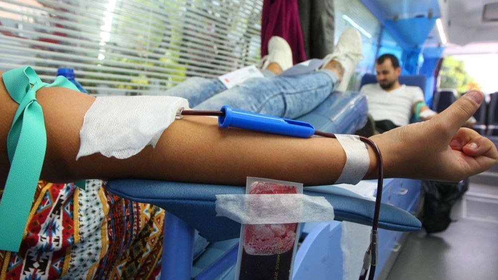 Donantes en una unidad móvil preparada para la extracción sanguínea. | LNC