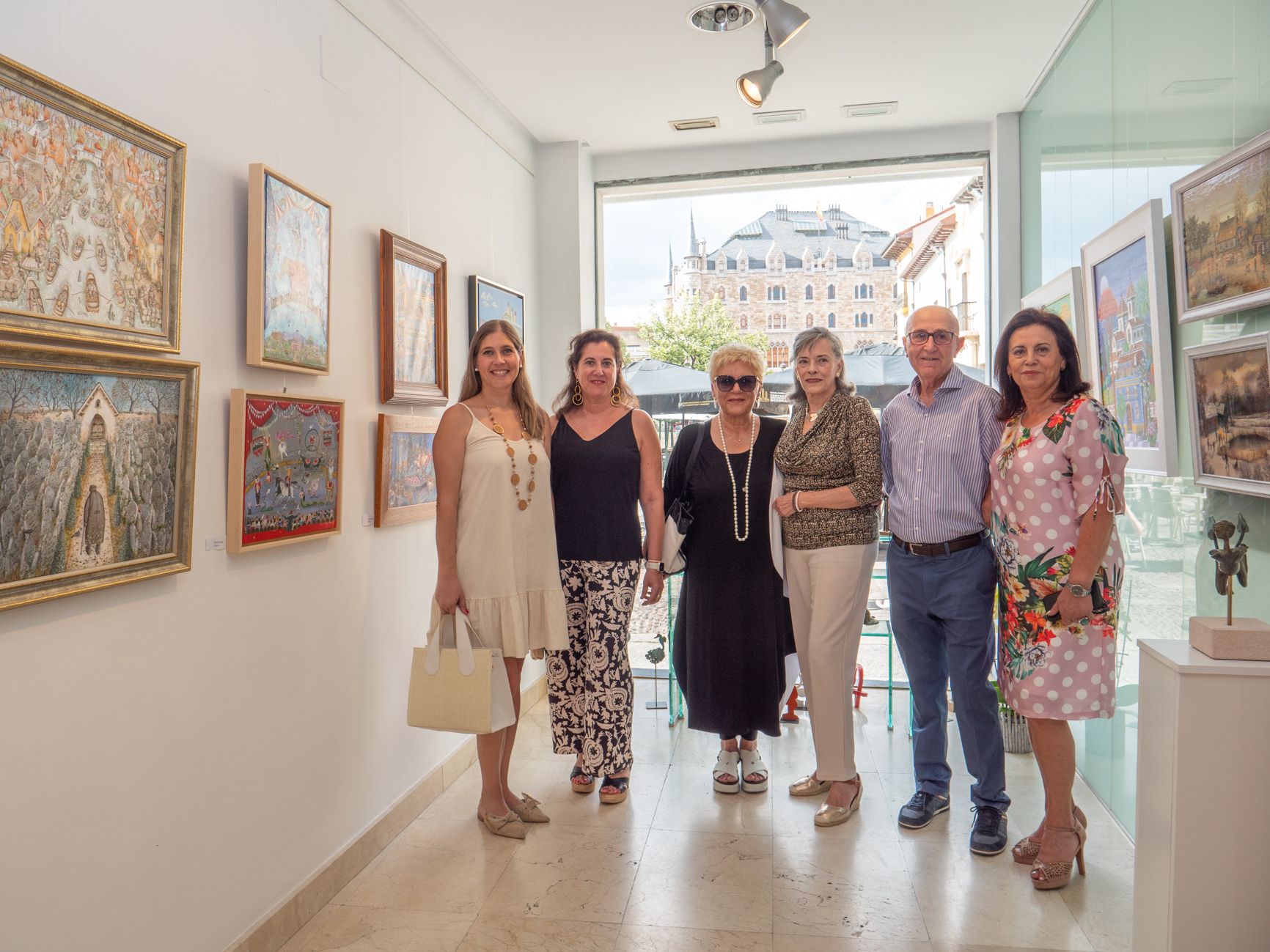 Cinco de los artistas junto a la responsable de la galería Alemi. | VICENTE GARCÍA