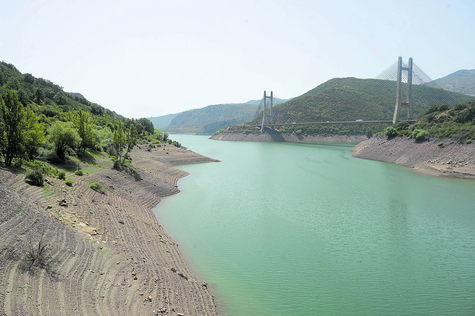 Aspecto que presentaba este pasado miércoles el embalse de Barrios de Luna. | JESÚS F. SALVADORES