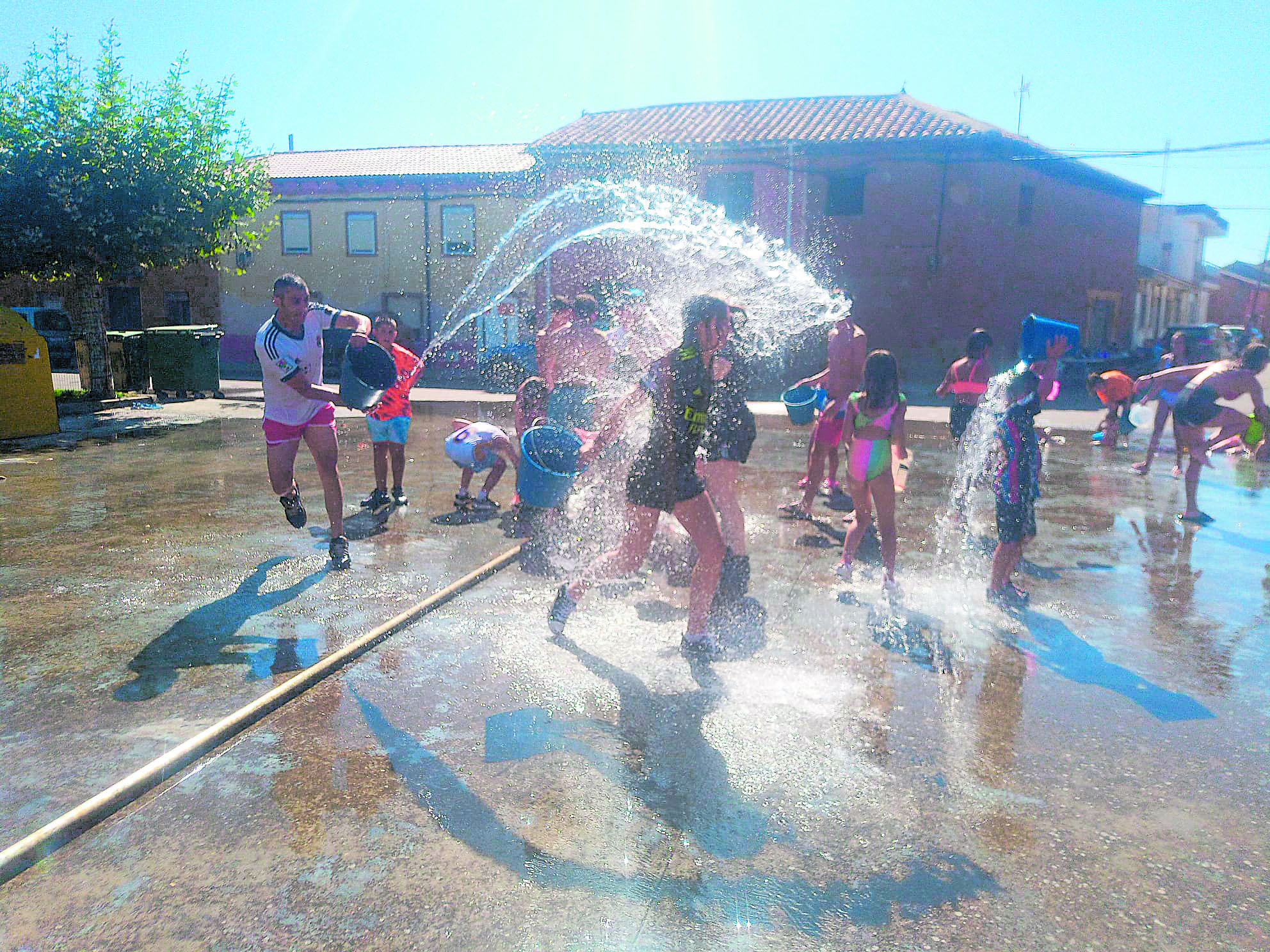 Momento de refrescarse con la fiesta del agua en la plaza de Zotes del Páramo. | L.N.C.