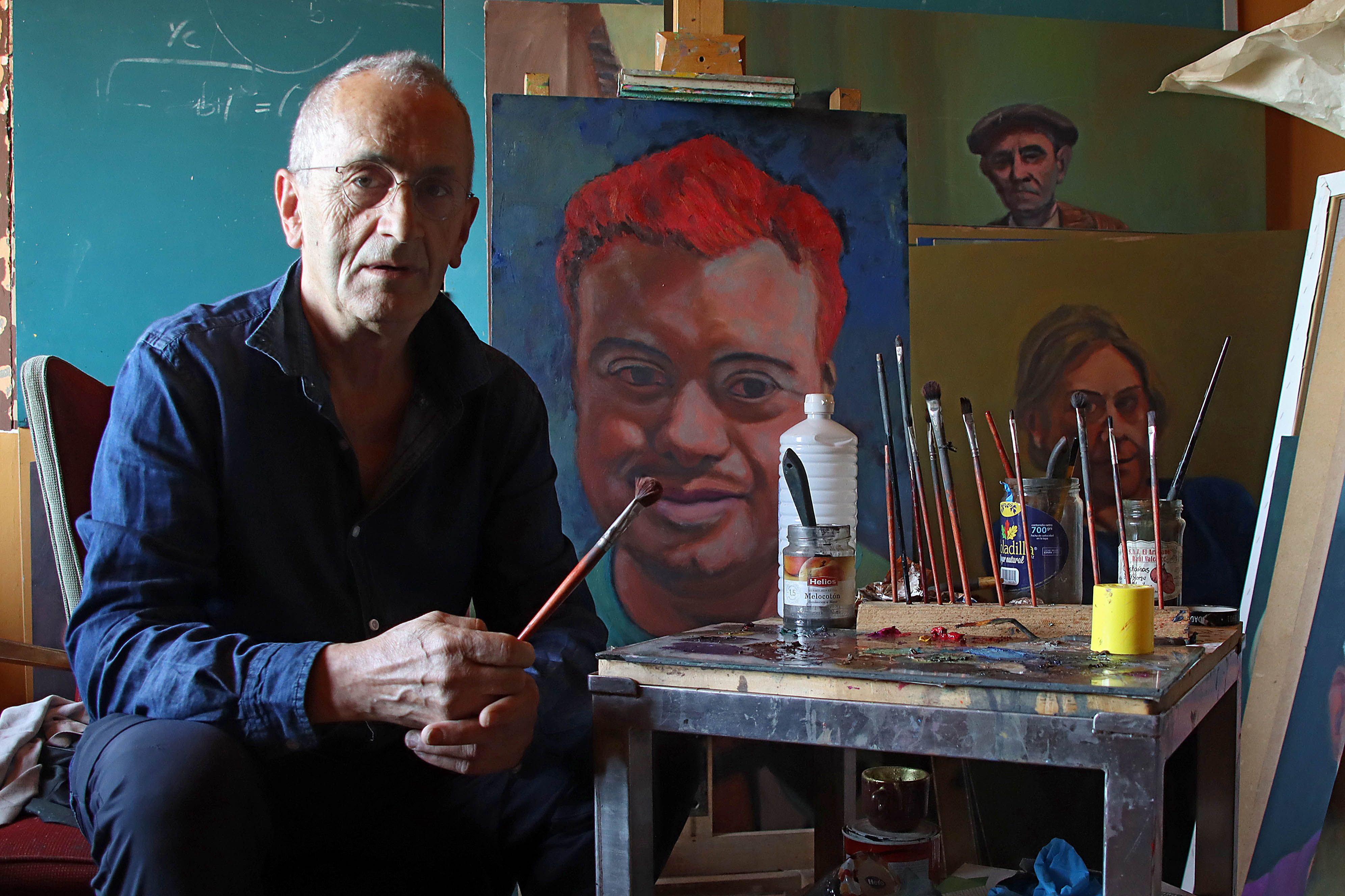 El reconocido hostelero de Valdevimbre, Cesáreo Álvarez en su estudio junto a alguno de sus retratos. | PEIO GARCÍA (ICAL)